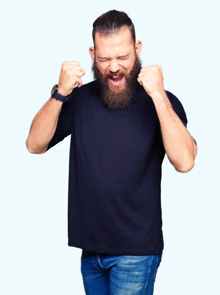 Joven Hombre Rubio Vistiendo Camiseta Casual Emocionado Por Éxito Con —  Fotos de Stock