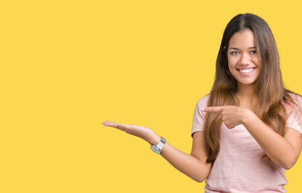 Jovem Bela Mulher Morena Vestindo Camiseta Rosa Sobre Fundo Isolado — Fotografia de Stock