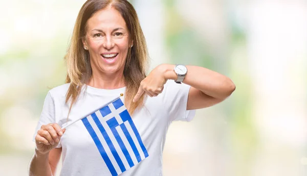 Середній Вік Латиноамериканського Жінка Тримає Прапор Греції Ізольованих Фон Пальцем — стокове фото