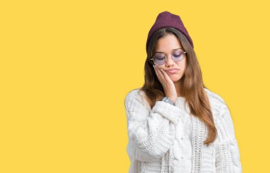 Güneş gözlüğü izole arka plan düşünme seyir giyen genç güzel esmer hipster kadın yorgun ve sıkılmış çapraz silah depresyon sorunları ile.