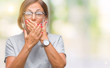 Üzerinde gözlük takan orta yaş İspanyol kadın kıdemli arka plan ağız hata için elleriyle kapsayan şok izole. Gizli kavramı.