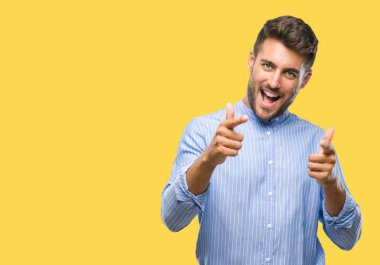 Yakışıklı delikanlı için fotoğraf makinesi ile mutlu ve komik yüz parmakları işaret izole arka plan üzerinde. İyi enerji ve vibes.