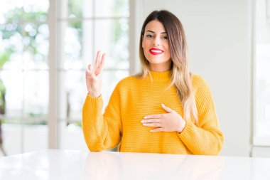 Evde kış kazak giyen genç güzel kadın göğüs ve parmaklar, el ile bir sadakat sözü yemin yapma küfür