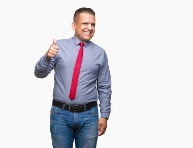 Orta yaş Arap hareketi el ile mutlu yaşasın yapıyor izole arka plan üzerinde kırmızı kravat giyen adam. Kameraya bakarak başarı gösteren ile ifade onaylama.