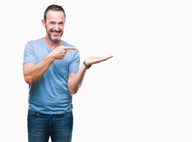 Orta yaş ağarmış komuta sizde üzerinden hayran ve el ile sunulması ve parmak ile işaret ederken kameraya gülümseyen izole arka plan.