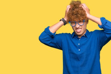 Yakışıklı genç afro saçlı mavi gözlük çünkü umutsuz ve stresli baş ağrısı acı acı ve migren. Ellerini kafasına.