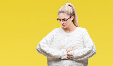 Genç güzel sarışın kadın üzerinde gözlük takan izole mide üzerinde el ile arka plan çünkü hazımsızlık, ağrılı hastalık hasta hissediyor. Ağrısı kavramı.