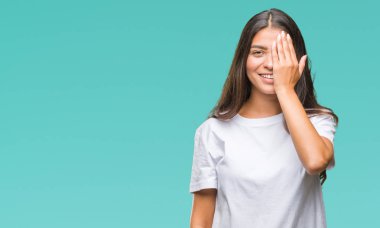 Genç güzel Arap kadın el yüz ve sürpriz duygu kendinden emin gülümseme ile tek gözüyle kapsayan izole arka plan üzerinde.