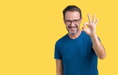 İzole arka plan el ve parmaklar ok işaretiyle yapıyor olumlu gülümseyen üzerinde gözlük nedir yakışıklı orta yaş ağarmış komuta sizde. Başarılı ifade.