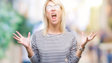 Genç güzel sarışın kadın üzerinde gözlük takan arka plan deli izole ve deli bağırarak ve agresif ifade ve silah kaldırdı bağırıyor. Hayal kırıklığı kavramı.