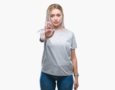 Genç Sarışın kadın yüzünden izole arka stop yapıyor elin avuç ile şarkı. Negatif ve ciddi bir jest yüz ifadesiyle uyarı.