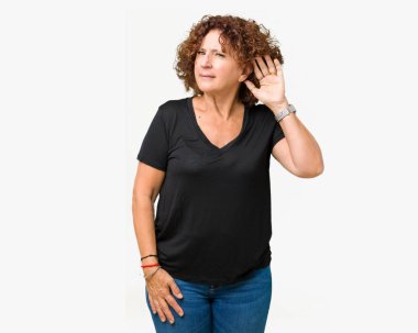 Güzel orta ager üst düzey kadın bir işitme söylenti ya da dedikodu için dinleme kulak üzerinde el ile gülümseyen izole arka plan yüzünden. Sağırlık kavramı.