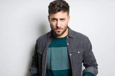 Yakışıklı delikanlı possing ve modelleme gri izole arka plan üzerinde