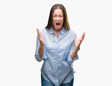 İzole arka plan çılgın ve kızgın bağırarak ve agresif ifade ve silah kaldırdı bağırmaya Genç beyaz güzel bir kadın. Hayal kırıklığı kavramı.