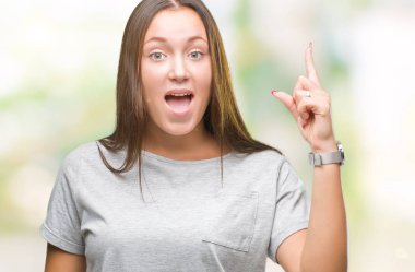 Başarılı fikirle parmağı yukarıyı izole arka plan üzerinde genç Kafkas güzel kadın. Çıktıktan ve mutlu. Bir numara.