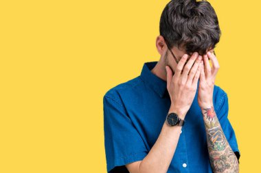 Üzgün ifade yüz eller ile ağlayarak süre kapsayan ile izole arka plan üzerinde gözlük takan yakışıklı delikanlı. Depresyon kavramı.