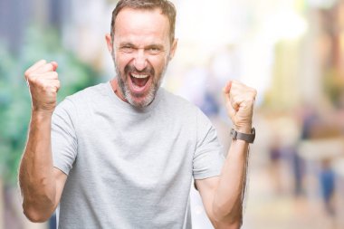 İzole arka plan kutlama üzerinde orta yaş üst düzey ağarmış adam şaşırttı ve başarı için kaldırdı kollarını açarak hayret ve gözleri açık. Kazanan kavramı.