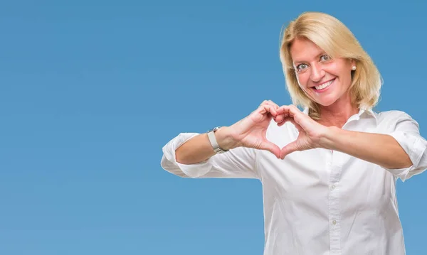 Middelbare Leeftijd Blonde Zakenvrouw Geïsoleerde Achtergrond Glimlachend Liefde Met Hartsymbool — Stockfoto