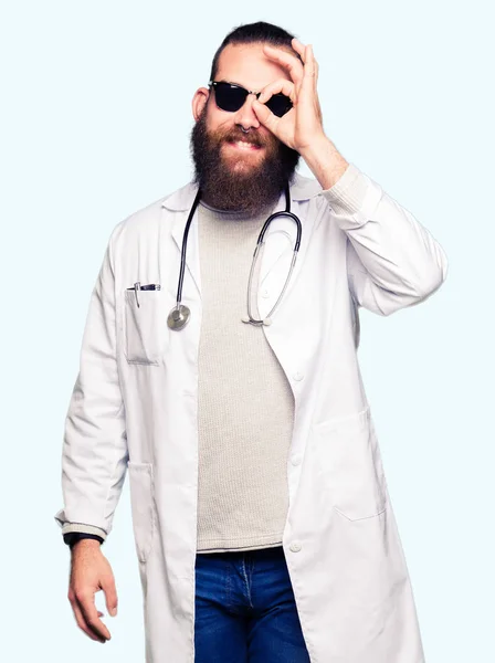 Mladá Blonďatá Lékař Muž Plnovousem Nosí Sluneční Brýle Dělají Gesto — Stock fotografie