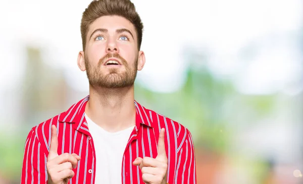 Young Handsome Man Wearing Red Shirt Amazed Surprised Looking Pointing — Stock Photo, Image