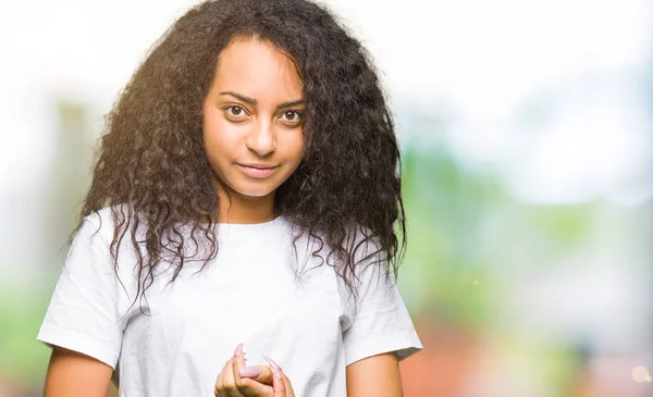 Menina Bonita Nova Com Cabelo Encaracolado Vestindo Shirt Branca Casual — Fotografia de Stock