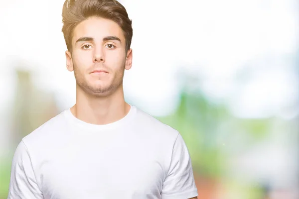 Üzerinde Beyaz Shirt Giyen Genç Yakışıklı Adam Arka Plan Gevşek — Stok fotoğraf