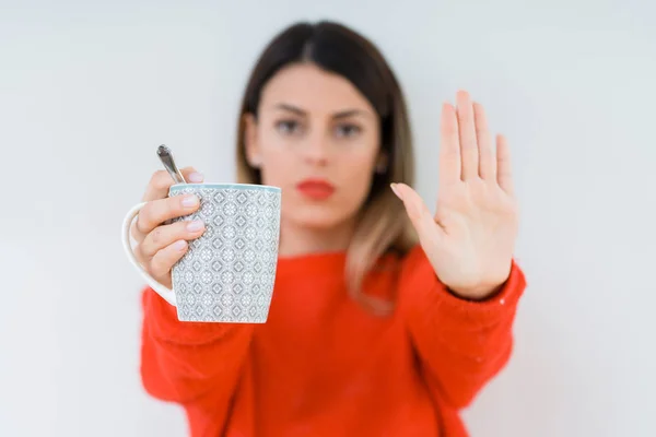 Mujer Joven Bebiendo Taza Café Sobre Fondo Aislado Con Mano — Foto de Stock