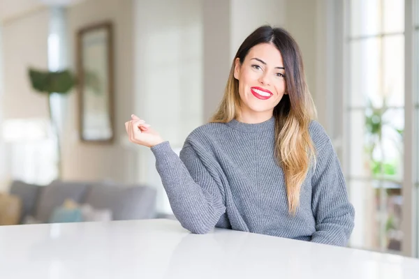 Mujer Hermosa Joven Con Suéter Invierno Casa Con Una Sonrisa — Foto de Stock