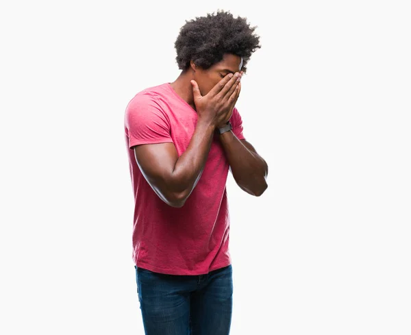 Hombre Afroamericano Sobre Fondo Aislado Con Expresión Triste Cubriendo Cara — Foto de Stock