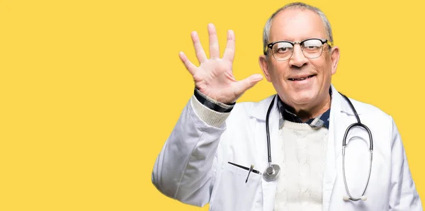 Красивий Старший Лікар Чоловік Медичному Пальто Показує Вказує Пальцями Номер — стокове фото