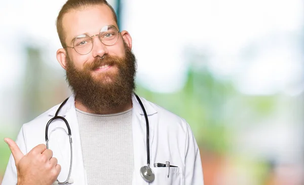 Молодий Блондин Лікар Чоловік Бородою Медичному Пальто Посміхається Щасливим Обличчям — стокове фото