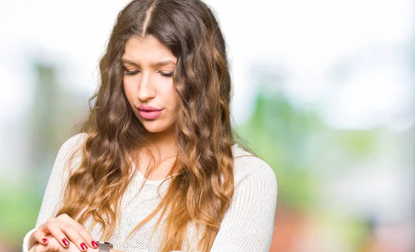 Mujer Hermosa Joven Con Suéter Blanco Comprobación Hora Reloj Pulsera —  Fotos de Stock