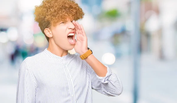 Jovem Homem Negócios Bonito Com Cabelo Afro Vestindo Camisa Elegante — Fotografia de Stock