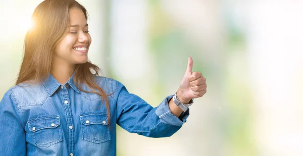 Joven Mujer Morena Hermosa Con Camisa Mezclilla Azul Sobre Fondo —  Fotos de Stock