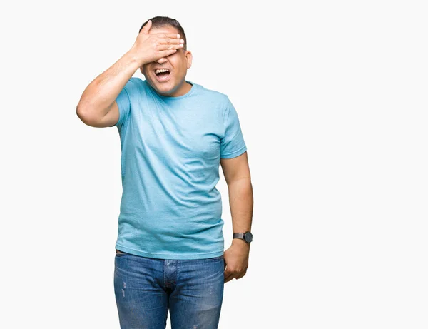 Middelbare Leeftijd Arabische Man Die Blauw Shirt Geïsoleerde Achtergrond Glimlachen — Stockfoto