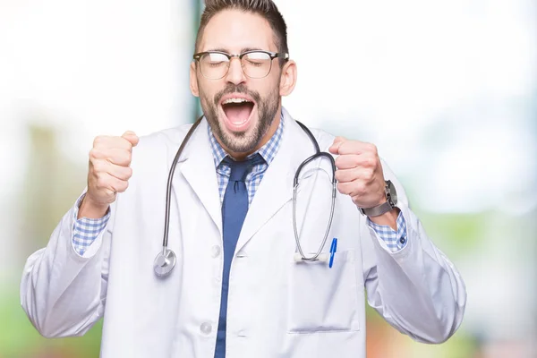 Guapo Joven Médico Sobre Fondo Aislado Emocionado Por Éxito Con — Foto de Stock