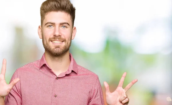 Молодий Красивий Бізнес Випадковий Чоловік Показує Вказує Пальцями Номер Вісім — стокове фото