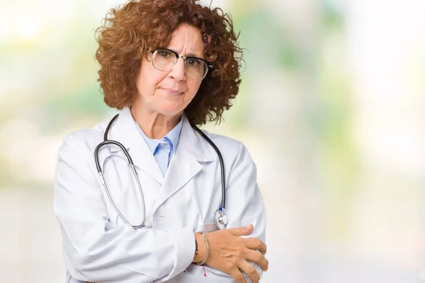 Médico Senior Mediana Edad Mujer Sobre Fondo Aislado Escéptico Nervioso — Foto de Stock