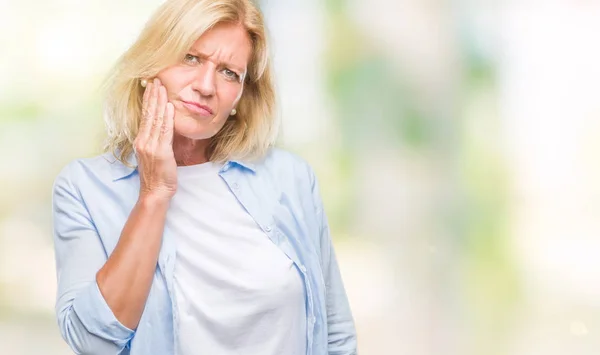 中年歯痛や歯の歯科病気のため痛みを伴う式で手で口に触れて分離の背景上の金髪の女性 歯医者コンセプト — ストック写真