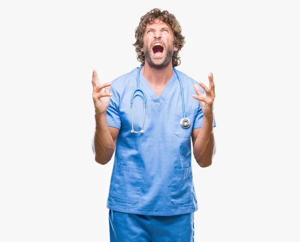狂気の孤立した背景と怒って叫んでや積極的な表現と腕を上げると叫んでハンサムなヒスパニック系外科医医師男 欲求不満のコンセプト — ストック写真