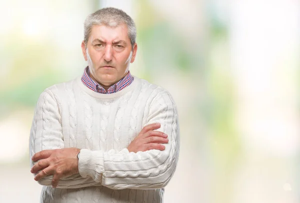 英俊的老人穿着冬季毛衣在孤立的背景怀疑和紧张 不赞成表情的脸与交叉的手臂 消极的人 — 图库照片