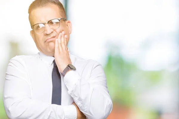 Empresarios Mediana Edad Árabe Hombre Con Gafas Sobre Fondo Aislado —  Fotos de Stock