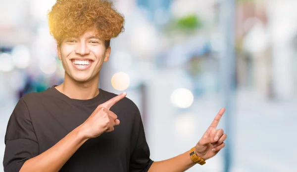 Joven Hombre Guapo Con Pelo Afro Vistiendo Camiseta Negra Sonriendo —  Fotos de Stock