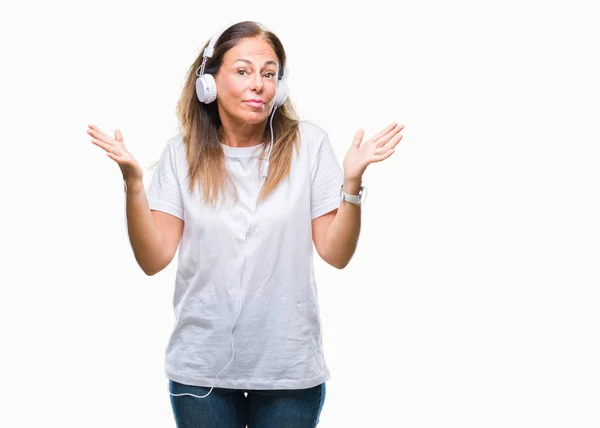 Mujer Hispana Mediana Edad Escuchando Música Usando Auriculares Sobre Fondo —  Fotos de Stock