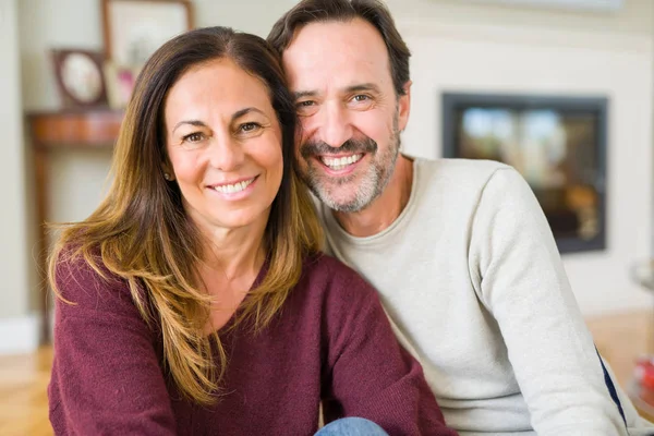 Hermosa Pareja Romántica Sentados Juntos Suelo Casa — Foto de Stock