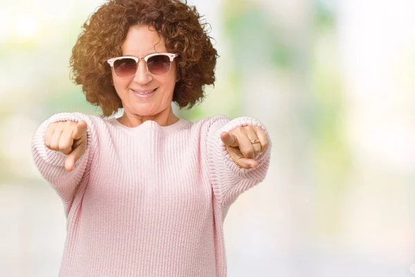 Schöne Seniorin Mittleren Alters Mit Rosafarbenem Pullover Und Sonnenbrille Über — Stockfoto