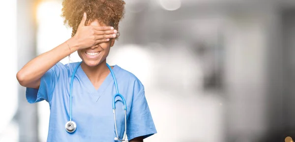 Junge Afrikanisch Amerikanische Ärztin Über Isolierten Hintergrund Lächelnd Und Lachend — Stockfoto