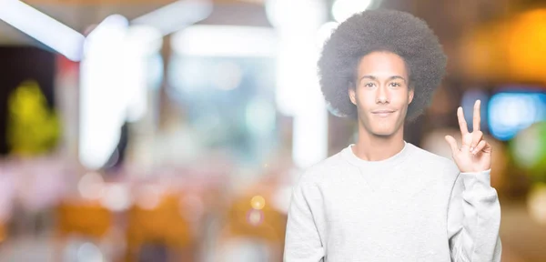 Νεαρός Αφρικανική Αμερικανική Άνθρωπος Άφρο Μαλλιά Φορούσε Φούτερ Σπορ Εμφάνιση — Φωτογραφία Αρχείου