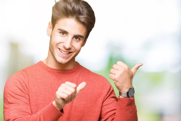 Joven Hombre Guapo Sobre Fondo Aislado Señalando Hacia Atrás Con — Foto de Stock