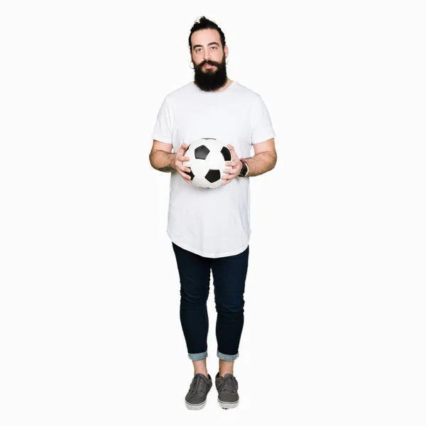 Jovem Com Cabelos Longos Urso Segurando Bola Futebol Com Uma — Fotografia de Stock